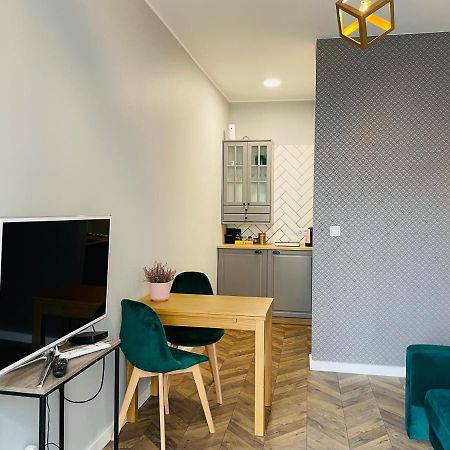 Apartament z ogródkiem i garażem Poznan Exterior foto