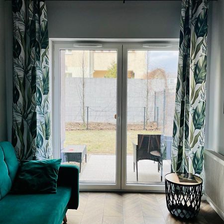 Apartament z ogródkiem i garażem Poznan Exterior foto