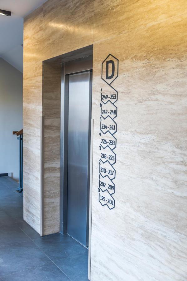 Apartament z ogródkiem i garażem Poznan Exterior foto