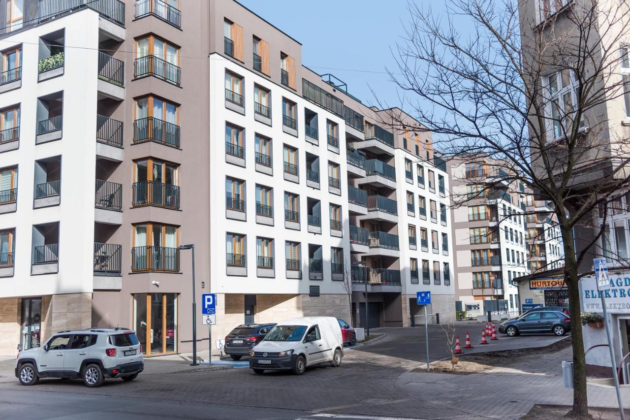 Apartament z ogródkiem i garażem Poznan Exterior foto
