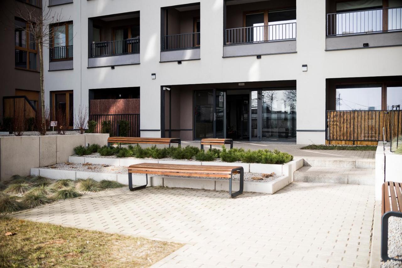 Apartament z ogródkiem i garażem Poznan Exterior foto