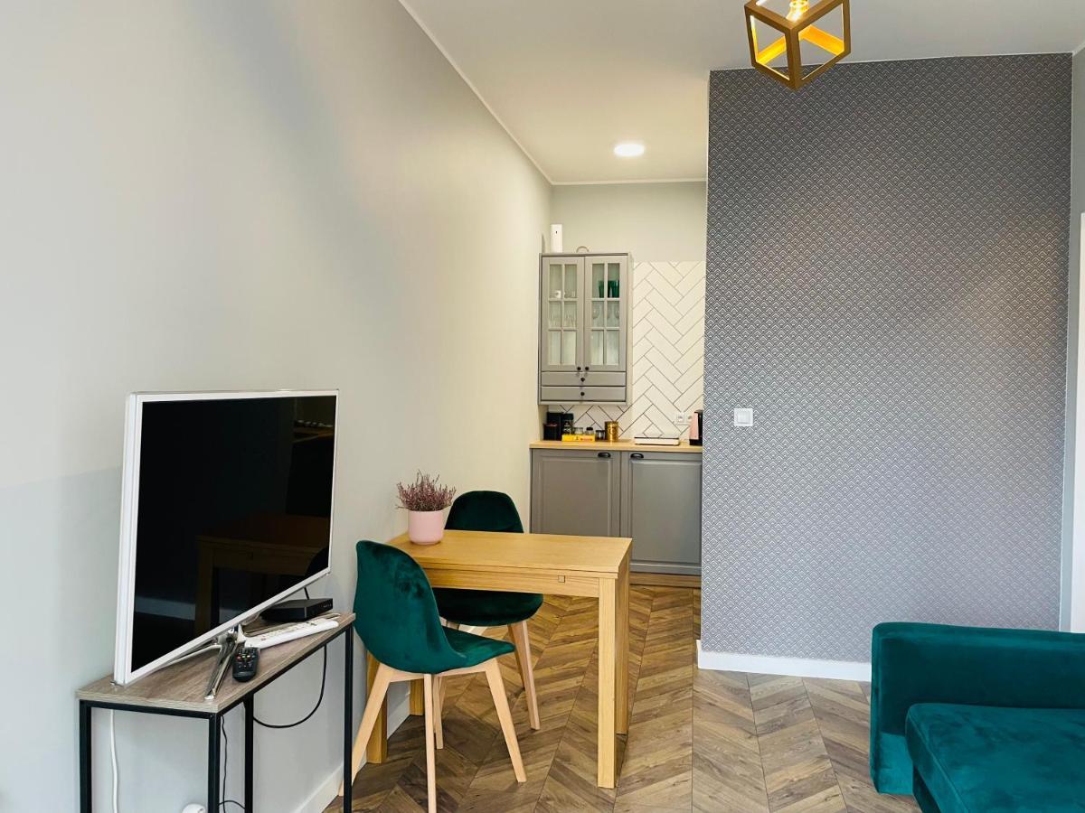 Apartament z ogródkiem i garażem Poznan Exterior foto