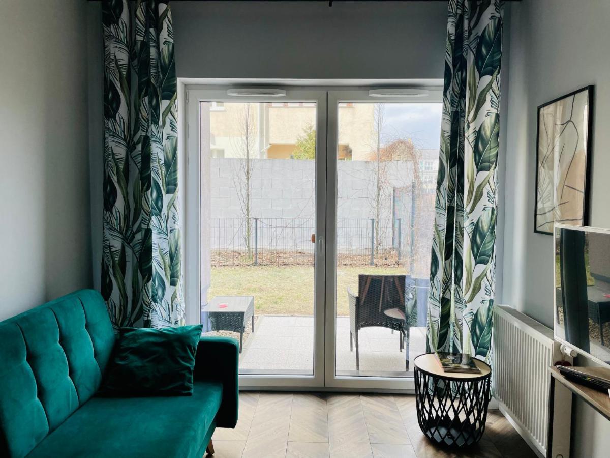 Apartament z ogródkiem i garażem Poznan Exterior foto