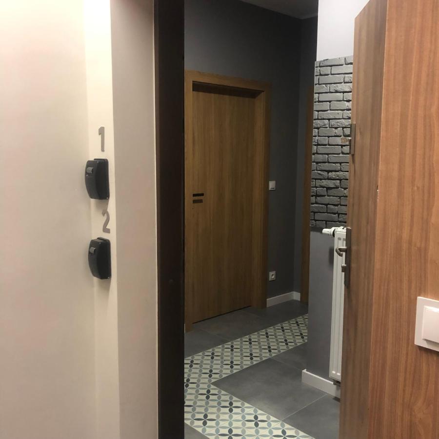 Apartament z ogródkiem i garażem Poznan Exterior foto